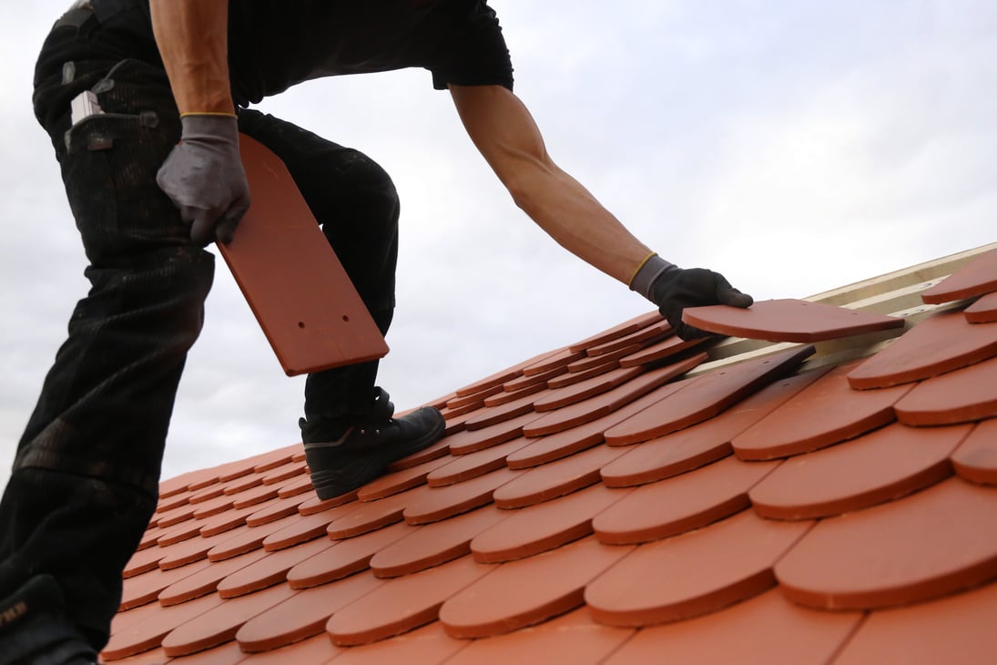 Roofing work, new covering of a tiled roof